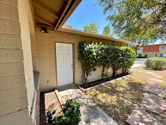 Building Photo - 8238 E Vista Dr