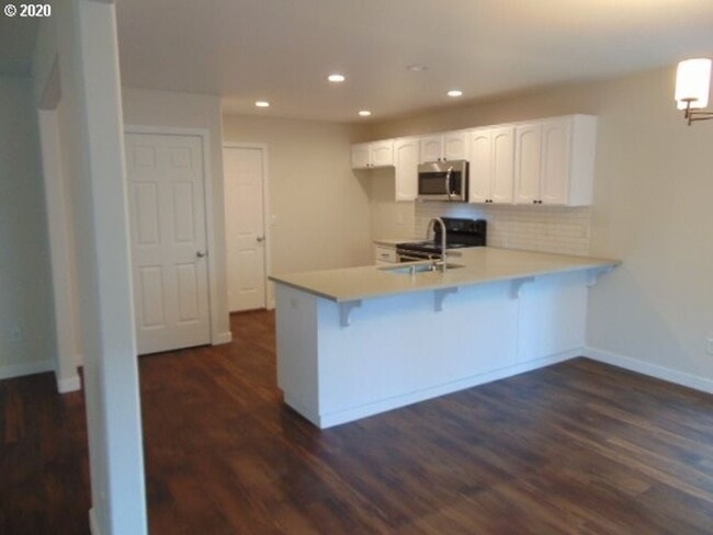 Building Photo - Beautiful 4 Bedroom Home with 2.5 Baths lo...