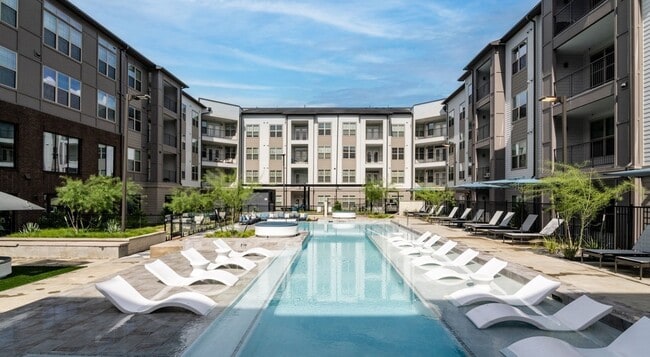 Building Photo - 16717 Westpark Dr