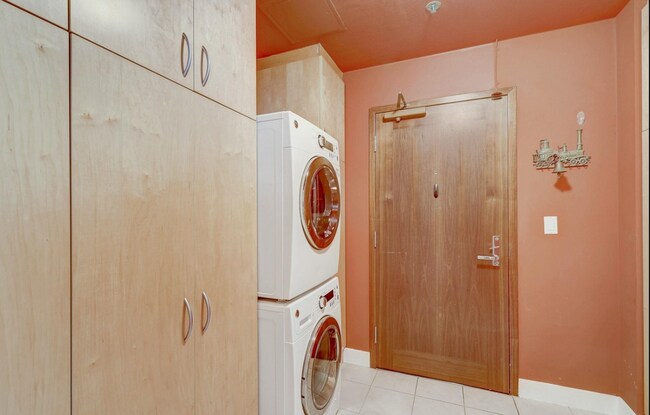 Building Photo - 700 W Harbor Dr