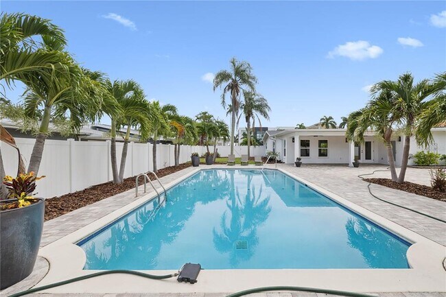Building Photo - 3800 Bayshore Blvd NE