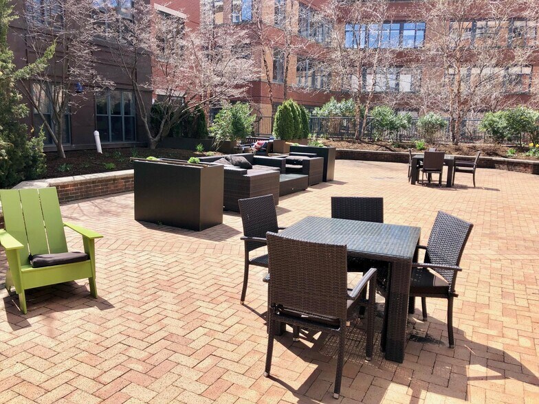 Building Photo - 33 Fay St