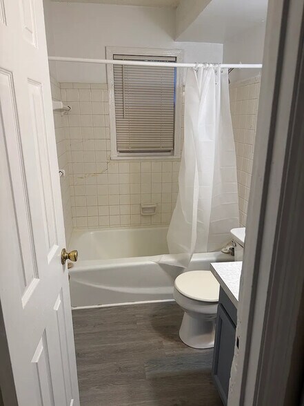 Building Photo - Room in Apartment on Dunlap Ave