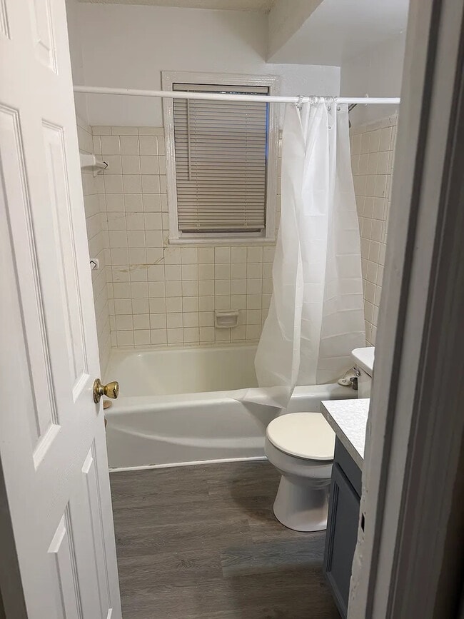 Building Photo - Room in Apartment on Dunlap Ave