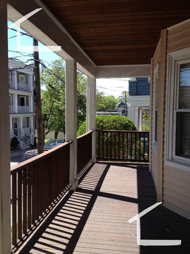 Building Photo - Nicely renovated 3 bed unit with in-unit laundry.