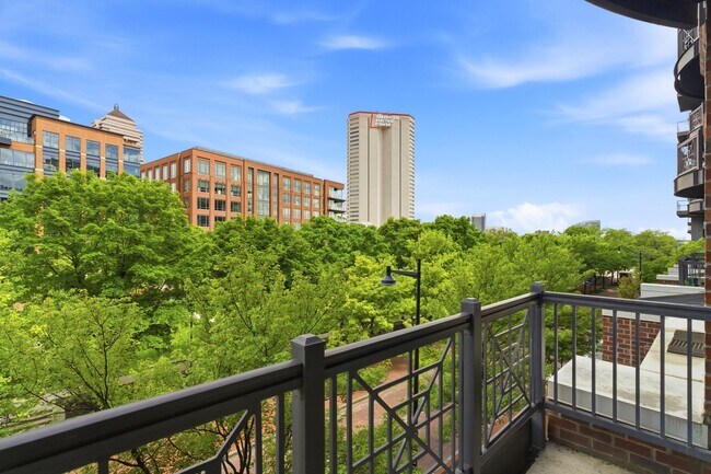 Building Photo - 250 Daniel Burnham Square
