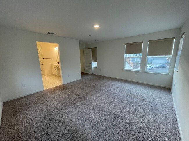 Building Photo - Beautiful new home with open floor plan av...