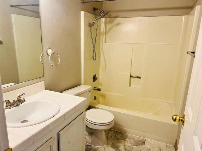 Building Photo - *$1,000 off second full month of rent!* Wonderful Wilsonville Townhouse