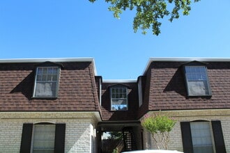 Building Photo - *COMING SOON* MOVE IN SPEICAL Upstairs Condo with Premium Amenities & Hardwood Floors!