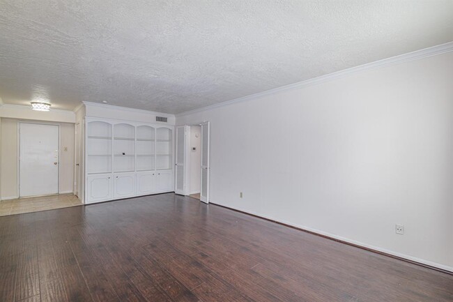 Building Photo - 351 N Post Oak Ln