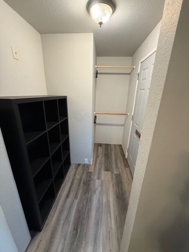 Building Photo - Great downtown location!