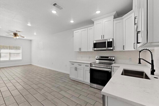 Building Photo - 604 Kimbro St