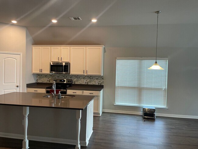 Building Photo - 4 BEDROOM NEAR STILLHOUSE HOLLOW LAKE