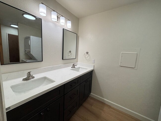 Building Photo - Remodeled Spacious 3BR/2BA Home in Prime Davis Location