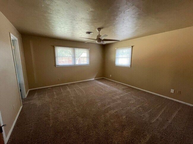 Building Photo - $200 off First Month! Large, Beautiful 3/2...