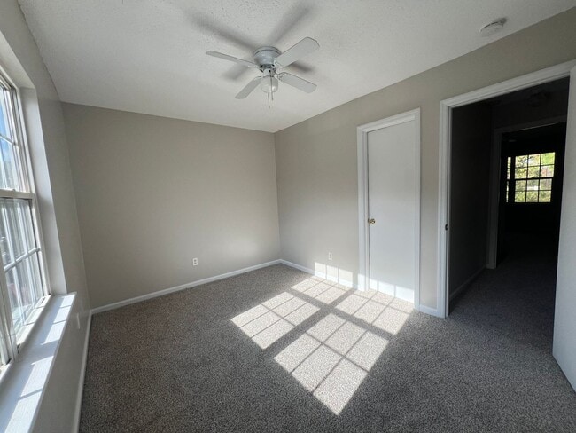 Building Photo - Beautiful 2 bedroom 2.5 bath town home located off Piney Green Road in New Hunters Creek. Just mi...