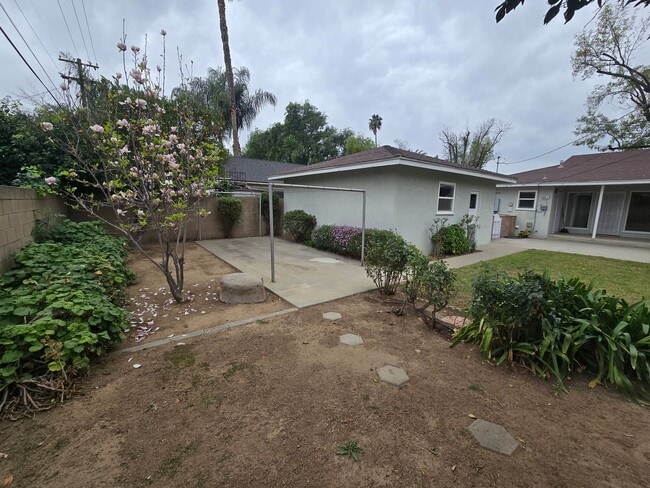 Building Photo - Charming Single Story Home