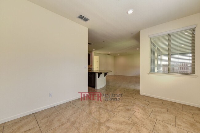 Building Photo - Like New Somerset Ranch Home!