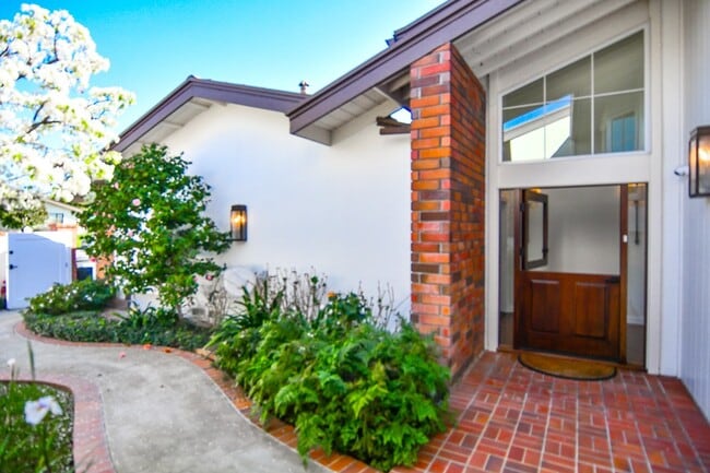 Building Photo - 4 White Water Dr