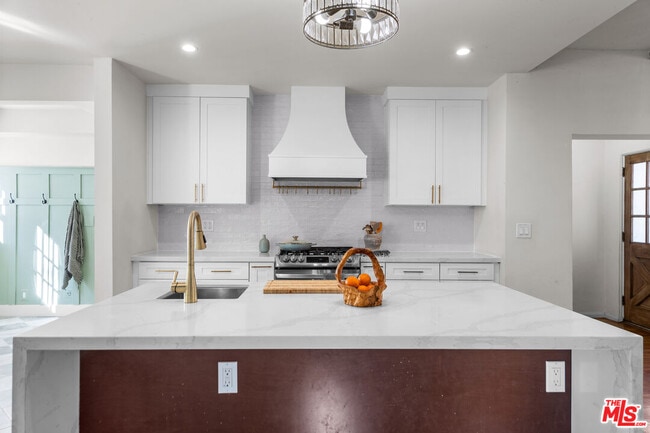 Building Photo - 2615 Canyon Dr