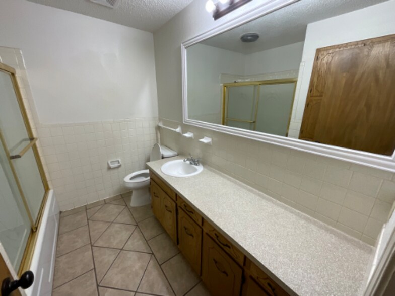 Building Photo - 5202 Wildwood Dr
