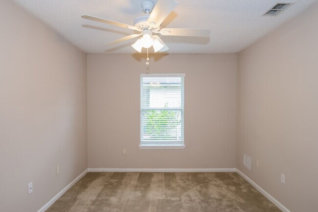 Building Photo - 8073 Leafcrest Dr