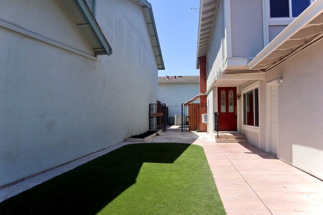 Building Photo - Gorgeous 4-bedroom home with pool – Lakesh...