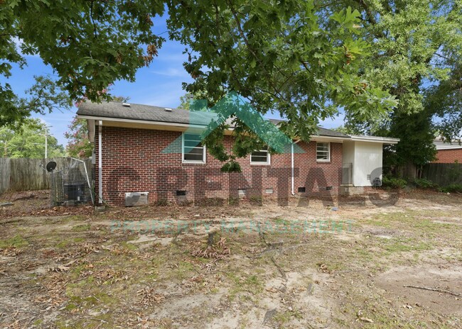 Building Photo - 1800 Woodmere Dr