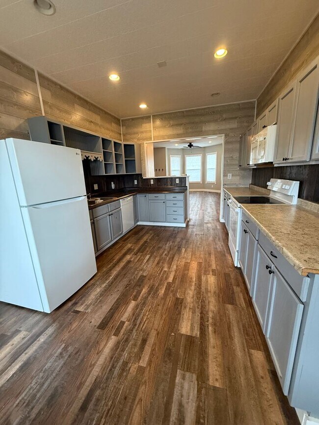 Building Photo - 529 S Dakota St