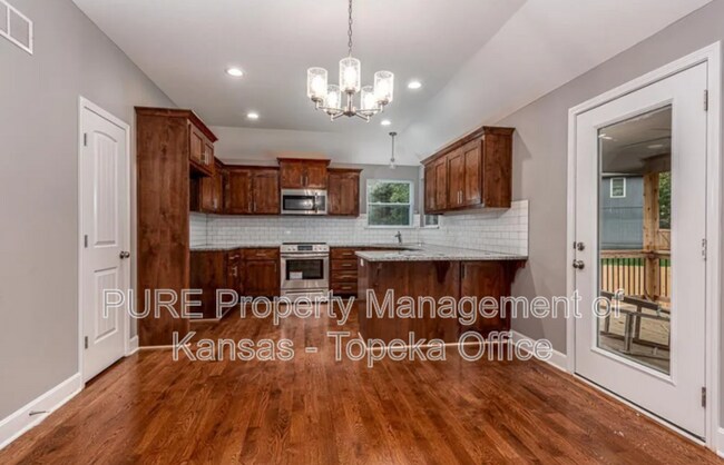 Building Photo - 4766 Lakecrest Dr