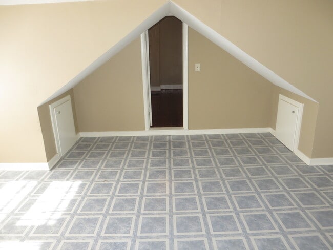 Building Photo - Two Bedroom Home with a bonus room/3rd bedroom in Historic District (Williams-Woodland Historic P...