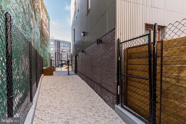 Building Photo - 2559 Amber St