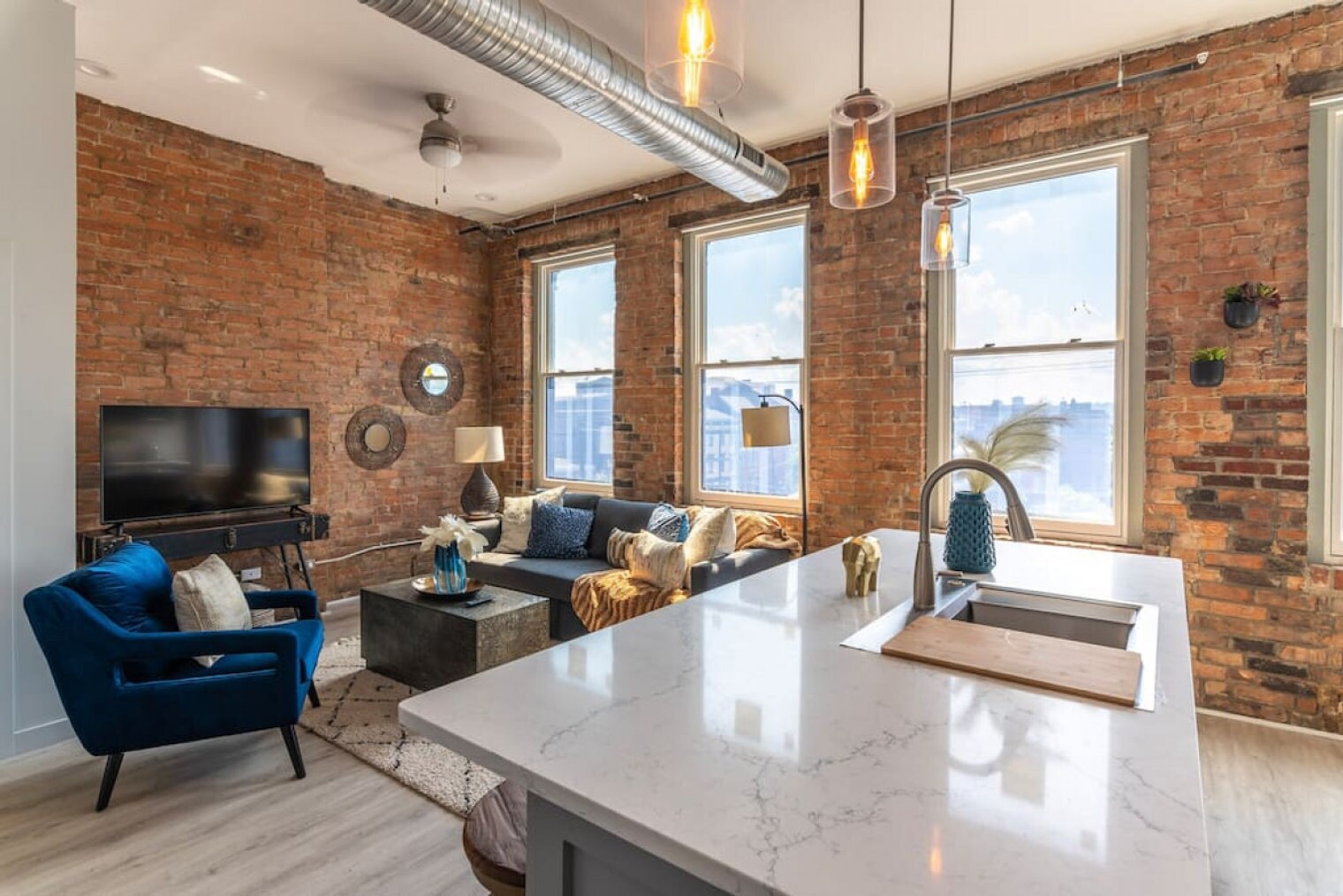 Building Photo - 1906 Elm St