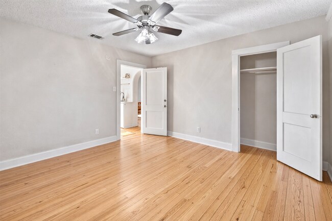 Building Photo - Cherrywood Duplex 7 Bedroom 4 Full Baths