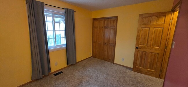 Building Photo - Stunning 4-bedroom, 2.5-bathroom home near...