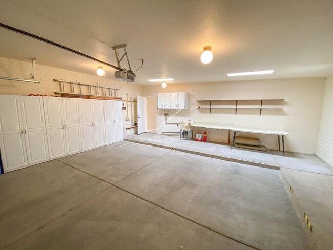 Building Photo - "Charming 2-Bed, 2-Bath Townhouse with Cozy Fireplace in Tucson's Scenic Sunrise Territory neighb...