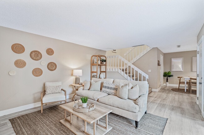 Building Photo - 825 Center St