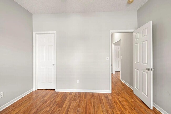 Building Photo - 3225 Mayflower Ln