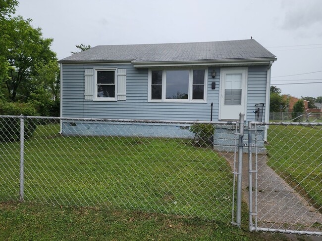 Building Photo - Updated 2 Bedroom, 1 bath with Large Backy...
