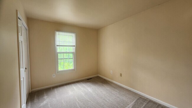 Building Photo - Spacious Arlington TH Near Ballston Metro!
