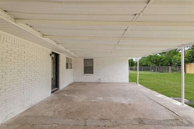 Building Photo - 5429 De Lange Ln