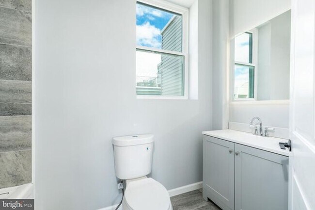 Building Photo - Breathtaking House for Rent wt Roof Deck