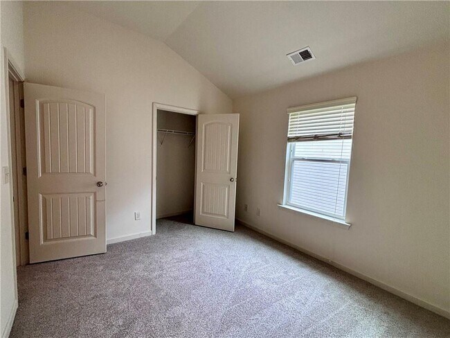 Building Photo - 613 Stonehurst Ln