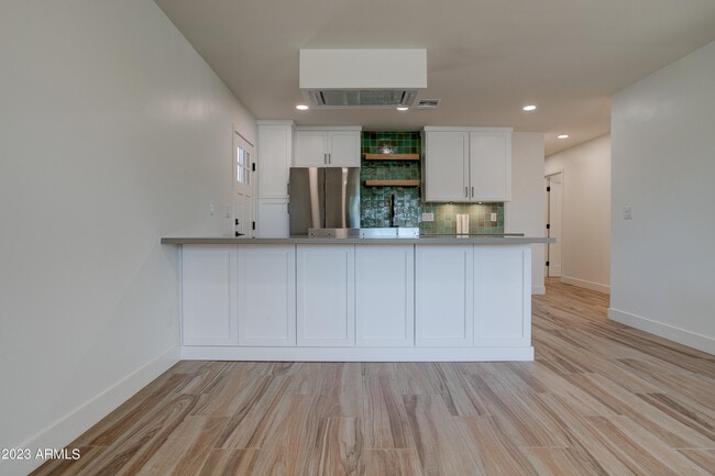 Building Photo - 4806 S La Rosa Dr