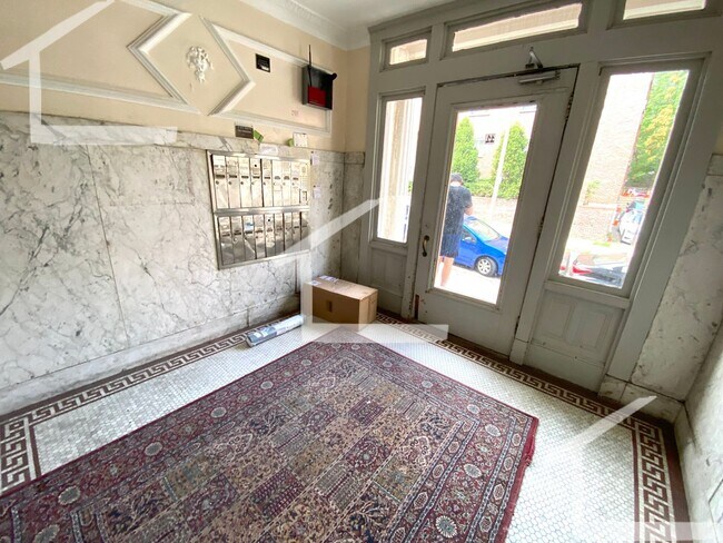 Building Photo - Check out this 1 bed 1 bath in Allston