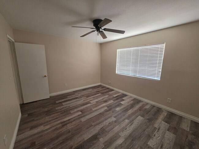Building Photo - Two Bedroom Two Bathroom Duplex in Hemet!