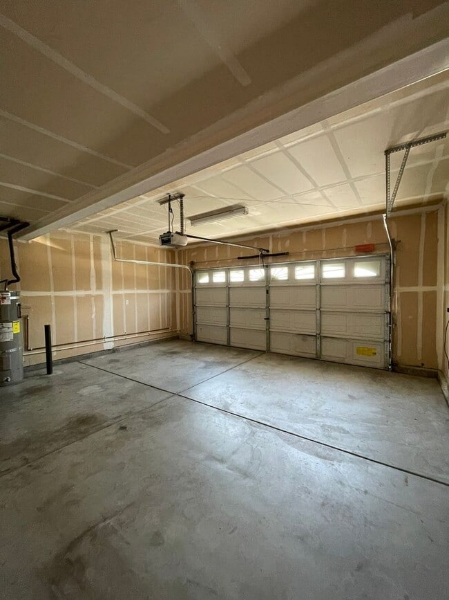Building Photo - Spacious & Elegant 6-Bedroom, 3.5-Bath Hom...