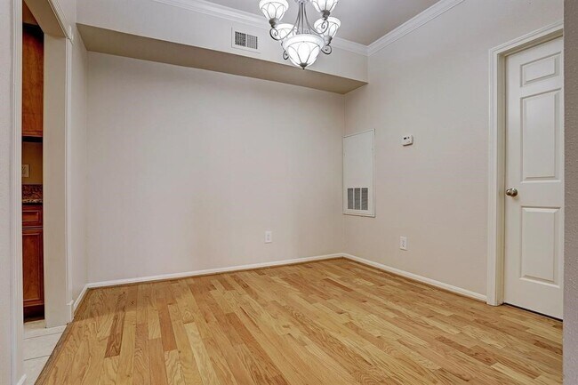 Building Photo - 2255 Braeswood Park Dr