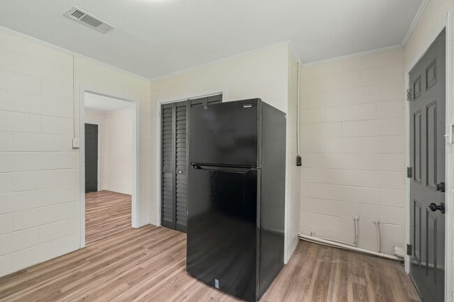 Building Photo - 5 E Westover Dr
