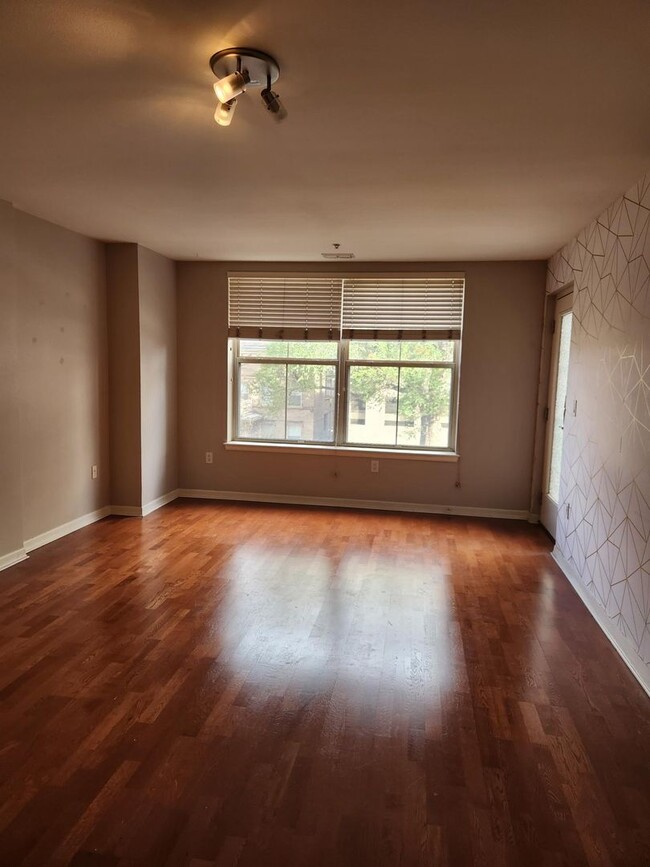 Building Photo - 1 bedroom Condo with 1 bath in Denver